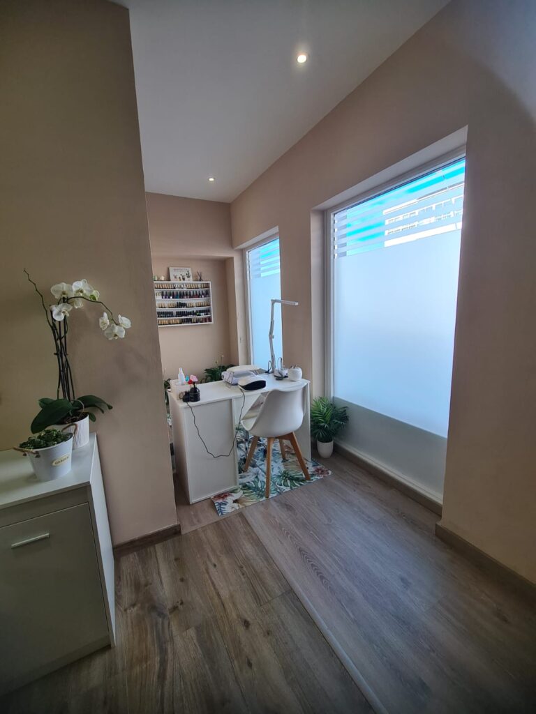 Puesto de manicura en clínica Gaia Estética Avanzada