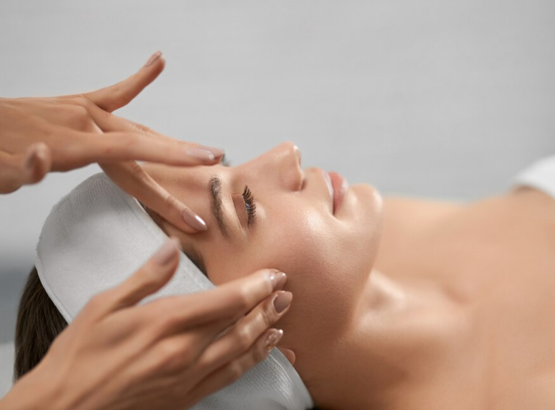 Profesional realizando un masaje facial a una clienta