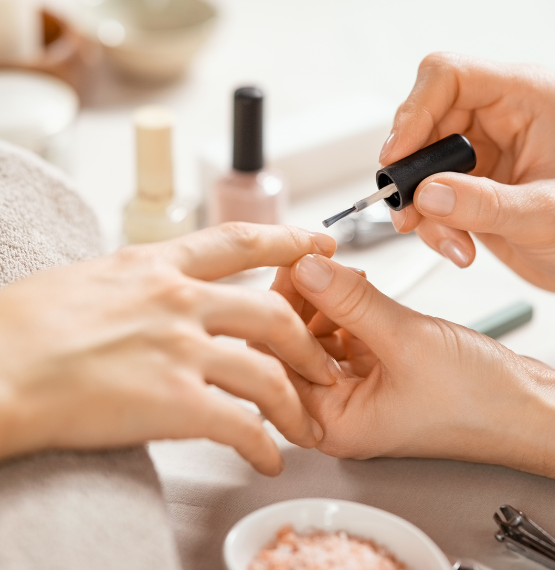 Pintar las uñas en centro Gaia Estética Avanzada