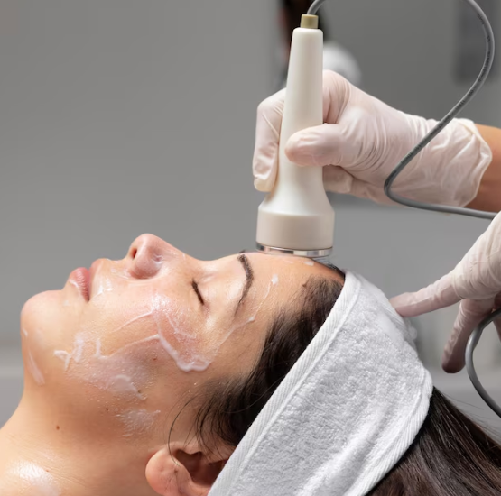 Profesiona relaizando un tratamiento facial rejuvenecedor