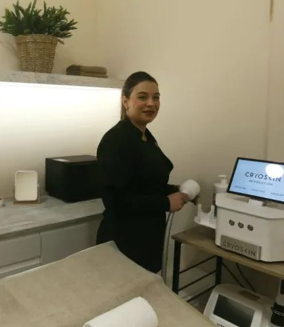 Profesional realizando un tratamiento con tecnología avanzada Cryoskin